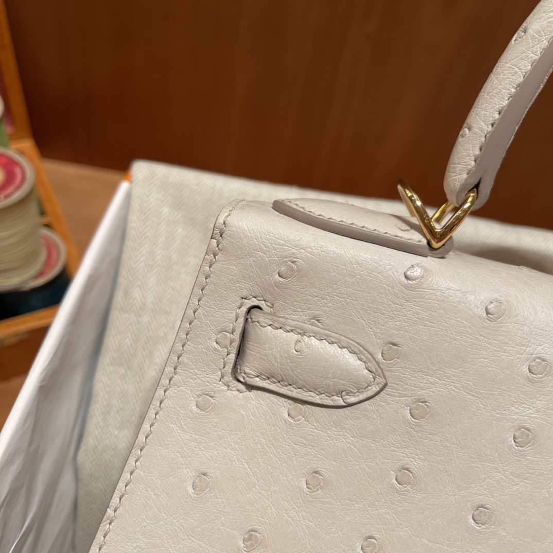 에르메스 켈리백28 화이트 금장 타조가죽